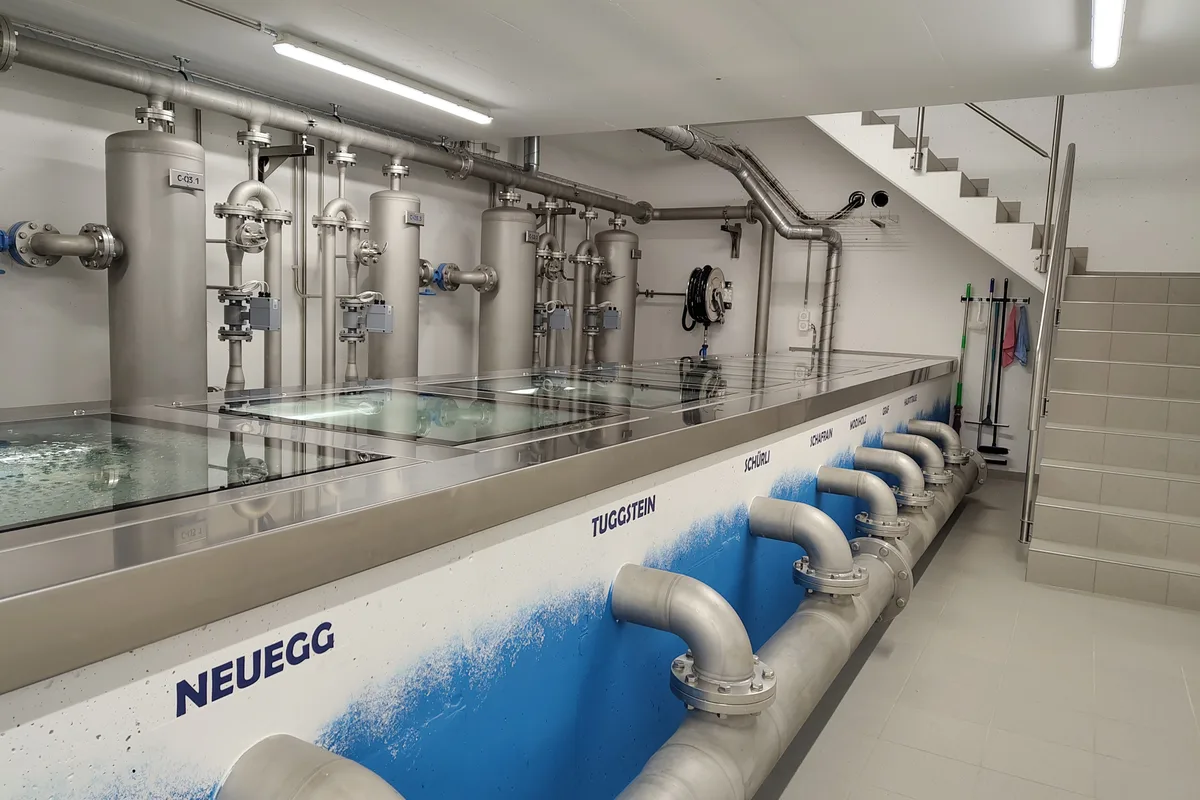 Hier läuft das Trinkwasser aus den Wetziker Quellen zusammen: die Brunnenstube im Chämptnerwald. Man sieht den Innenbereich einer Brunnenstube, wo Quellwasser zusammenläuft.